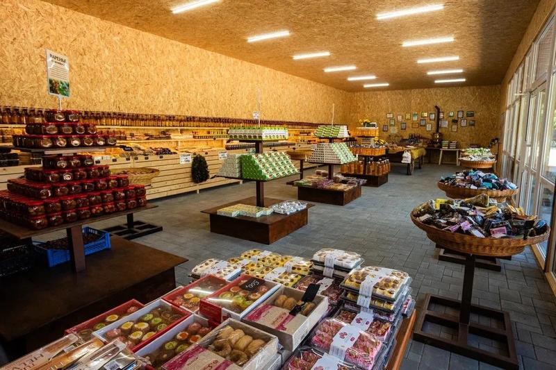 Полки магазина КФХ Дольмен